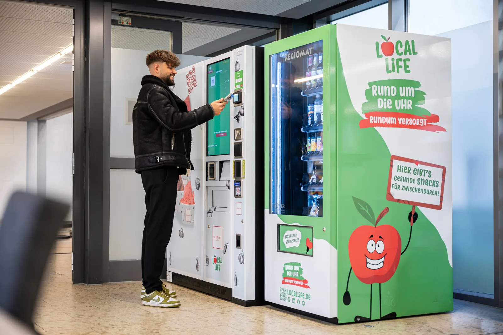 Mann bezahlt kontaktlos an Local Life Automaten